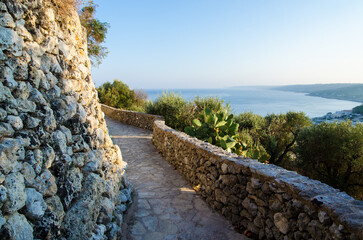 Il sentiero che segue le mura del castello di Castro, borgo del Salento in Puglia