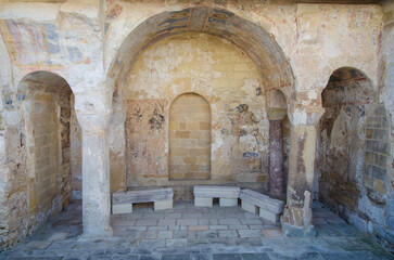 Dettaglio dei resti della basilica bizantina su un lato della Chiesa dell'Annunziata a Castro, borgo del Salento in Puglia