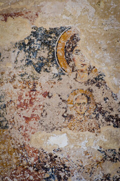Dettaglio dell'affresco raffigurante una Madonna col bambino nell'abside della basilica bizantina su un lato della Chiesa dell'Annunziata a Castro, borgo del Salento in Puglia