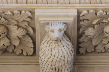 Una figura allegorica scolpita in pietra leccese messa come ornamento alla facciata di un palazzo storico di Lecce