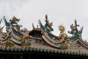 Naklejka premium Colorful Pottery Sculpture Ridges and Brick Carvings, Lingnan Style Architecture at Tonghuai Temple of Guan Yu and Yue Fei, Quanzhou, Fujian, China