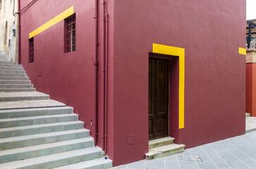 Dettaglio architettonico delle case colorate del borgo di Ghizzano in provincia di Pisa, in Toscana