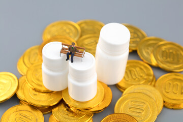 The cost of medical treatment for the elderly in miniature scenes