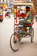 Fototapeta na wymiar Bici taxi esperando un servicio en Delhi (India)