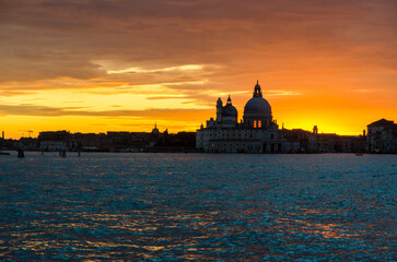 Obraz na płótnie Canvas Un tramonto rosso fuoco sul bacino di San Marco a Venezia in una giornata autunnale