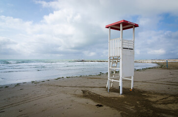 La torretta di sorveglianza dei bagnini di uno stabilimento balneare del Lido di Venezia chiuso per la stagione invernale © Andrea Vismara