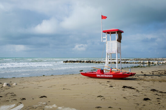 La torretta di sorveglianza dei bagnini e la canoa di salvataggio di uno stabilimento balneare del Lido di Venezia chiuso per la stagione invernale in una giornata di vento