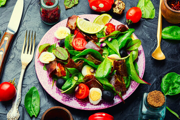 Healthy vegetable and bacon salad