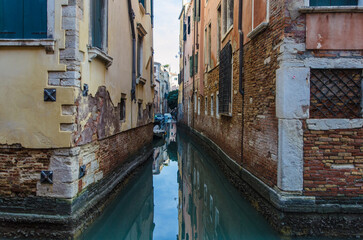 Fototapeta na wymiar Uno scorcio di un piccolo canale di Venezia con delle barche ormeggiate