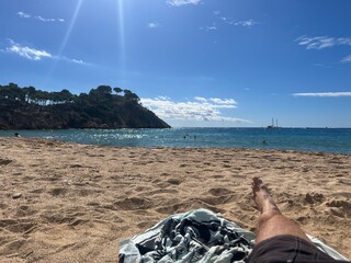 Hombre tomando el sol en playa paradisíaca