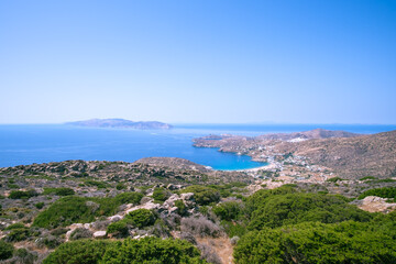 Obraz premium Breathtaking panoramic view of the famous Mylopotas beach in Ios Greece and the island of Sikinos in the background