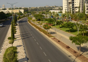 Beautiful well maintained roads. Green spaces along the highway. modern district