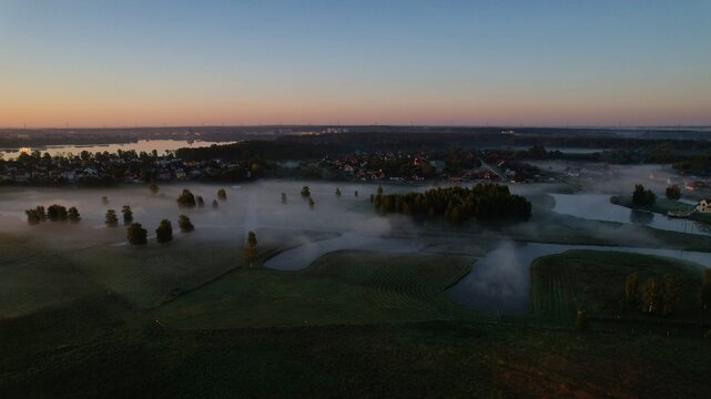 Podmiejskie mgły o poranku