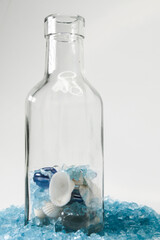blaue Glaskristalle, Glasflasche