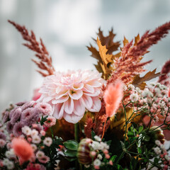 schöne hellrosa einzelne Dahlie in einem romantischen Blumenstrauß, Brautstrauß von einer Floristin