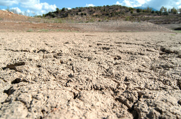 Paisaje con tierra seca agrietada pantano, sequía.