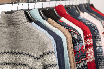 Obraz premium Various vintage sweaters on clothing rack in second hand store