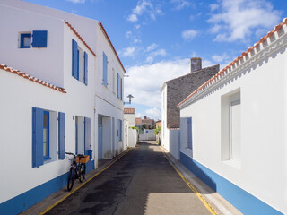  Maison blanche et volet bleu, dans une ruelle de Port Joinville, Île d'Yeu, Vendée, Pays de la Loire, France