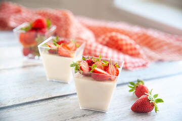 Vanilla panna cotta with strawberry sauce