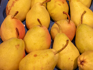 pears on market stall