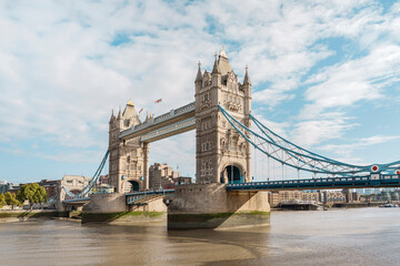 Fototapeta na wymiar Tower Bridge on a sunny day