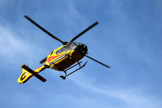  Helikopter pogotowia ratunkowego podczas akcji ratunkowej w mieście. 