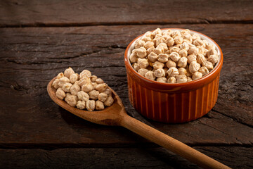 Raw chickpeas in the bowl.