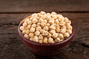 Raw chickpeas in the bowl.