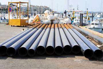Stockage de matériel de travaux publics sur un port