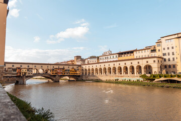 Obraz premium Beautiful amazing bridge with vintage buildings and arches in the ancient city of Florence, Italy