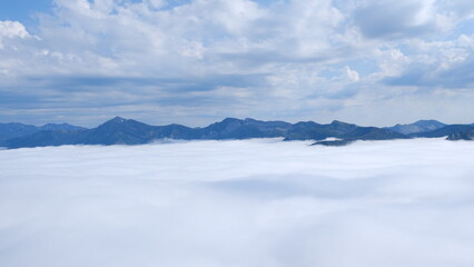 Fototapeta na wymiar Niebla en el valle en Fuente Dé
