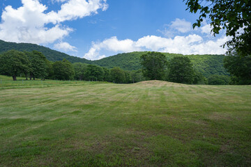 初夏の笹ヶ峰、よく整備された牧場と緑の山と雄大な雲