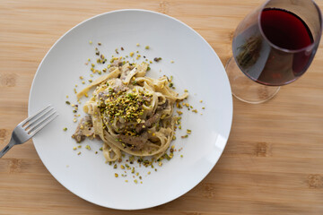 tagliatelle con pistaccio e funghi, piatto da ristorante, piatto per menù, immagine per menù