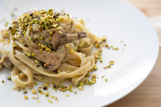 tagliatelle con pistaccio e funghi, piatto da ristorante, piatto per menù, immagine per menù