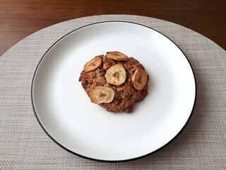 白い皿に置かれたバナナのクッキー
