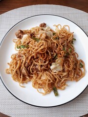 白い皿に盛られた具沢山の焼きそば