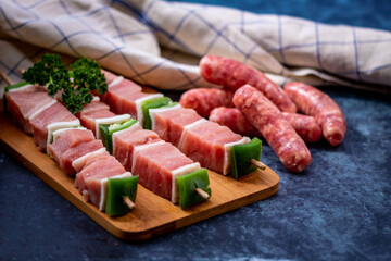 Brochettes et saucisses à griller