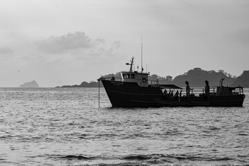 Barco blanco y negro
