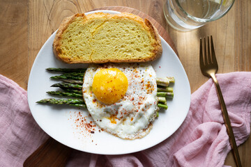 Grilled eggs with green asparagus. Healthy vegetarian food.