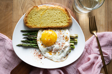 Grilled eggs with green asparagus. Healthy vegetarian food.