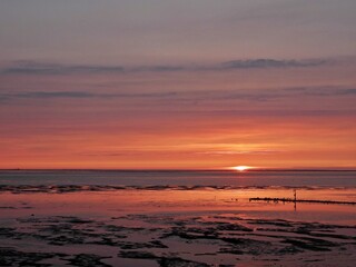 Obraz premium Sonnenuntergang am Wattenmeer bei Ebbe