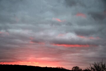 Fototapeta premium Sonnenuntergang unter bewölktem Himmel