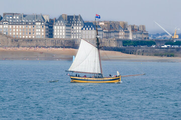 Bateau corsaire naviguant dans le baie de Saint Malo
