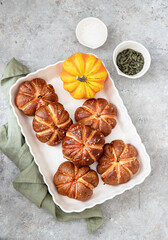 Pumpkin-shaped pumpkin yeast buns.