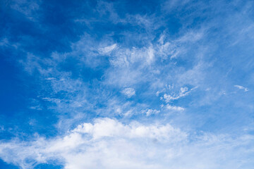 파란 하늘 위에 하얀 구름