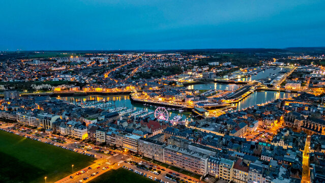 Littoral Fran&ccedil;ais en Normandie ville de Dieppe en vue a&eacute;rienne au couch&eacute; de soleil.