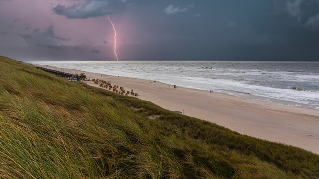 Blitz &uuml;ber der Nordsee bei Rantum