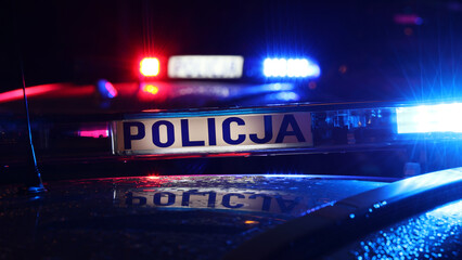 Akcja nocna  alarmowa policji - Sygnalizator błyskowy niebieski na dachu radiowozu policji...