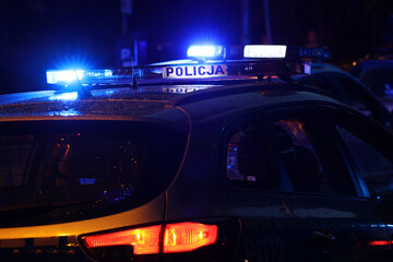 Akcja nocna  alarmowa policji - Sygnalizator błyskowy niebieski na dachu radiowozu policji...