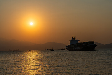 Obraz premium Sunset and a ship